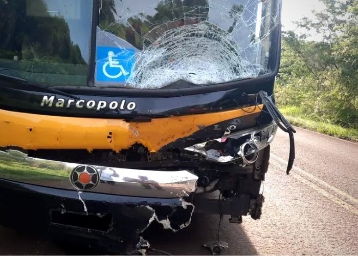 Acidente entre ônibus e moto deixa um morto na PR-239