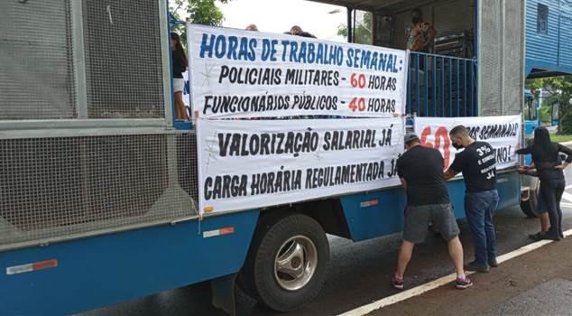PMs protestam por regulamentação de jornada e reposição salarial, em Londrina