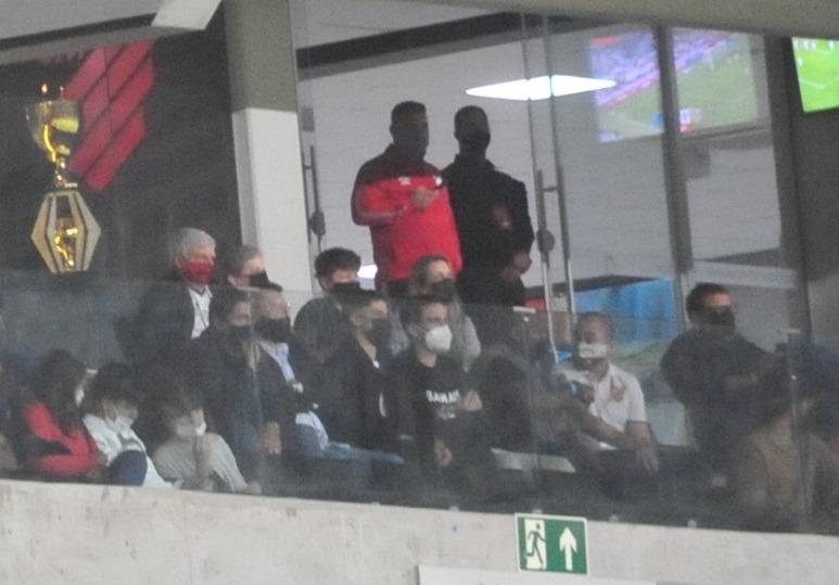 Pablo e Vitor Bueno acompanham jogo do Athletico na Arena