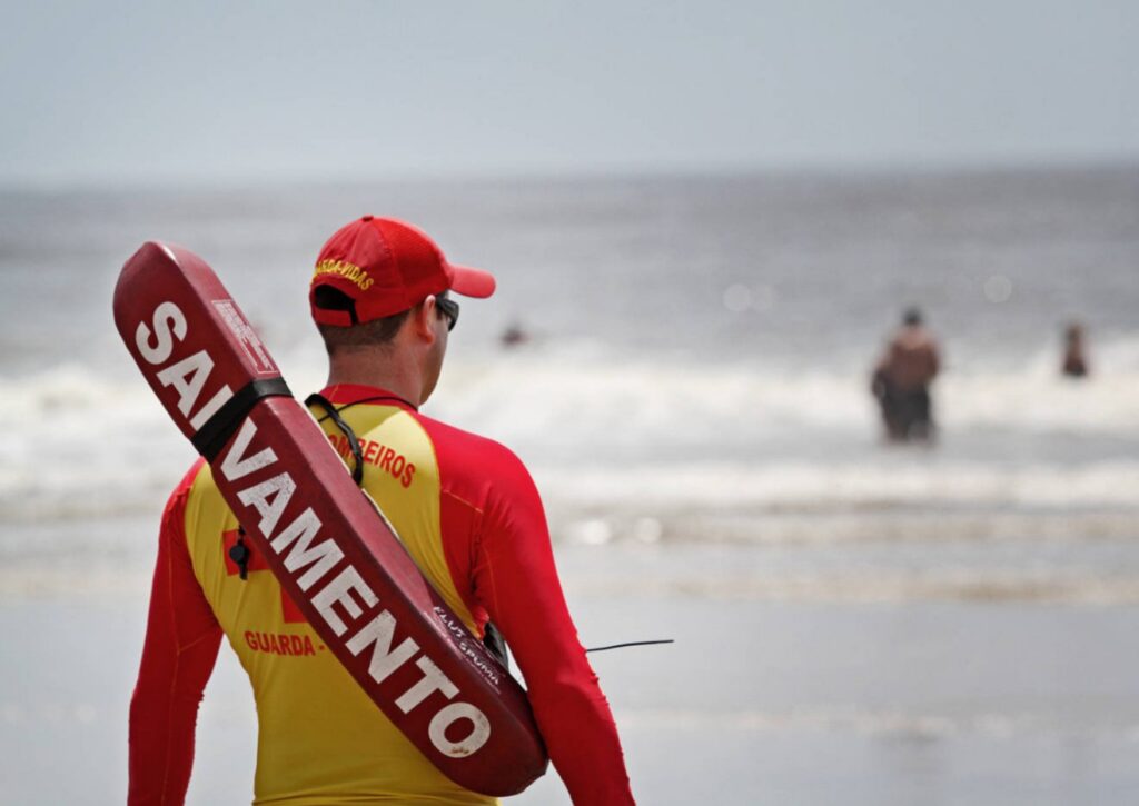 Mortes por afogamento caem 57% no litoral do Paraná