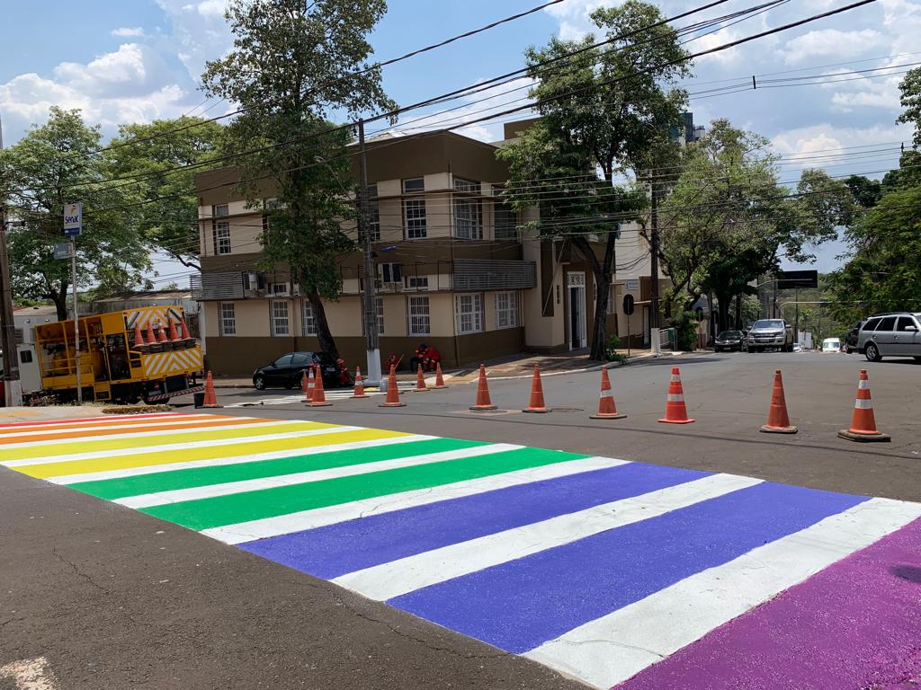 Foz do Iguaçu pinta faixa de pedestres com cores da bandeira LGBTQIA+