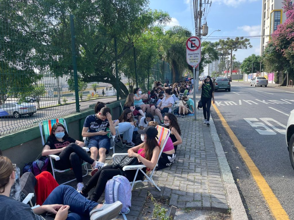 Harry Styles: Após 16 horas na fila, fãs esgotam ingressos para show em Curitiba