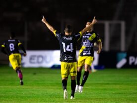 FC Cascavel marca no último minuto e afunda Paraná na crise