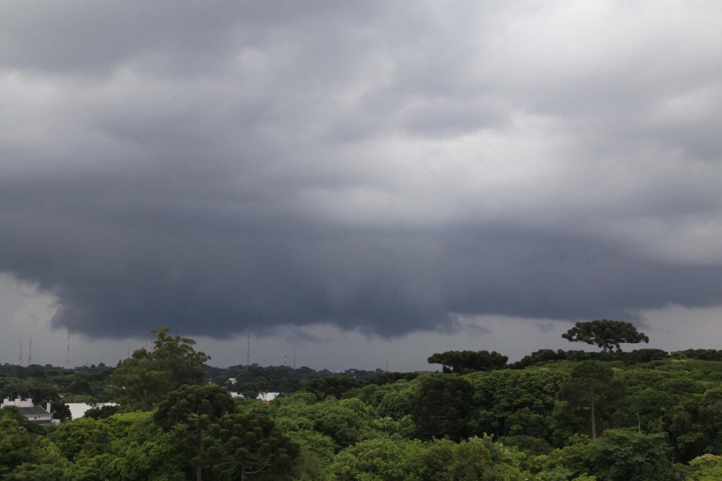 Chuvas em Curitiba superam média histórica em janeiro