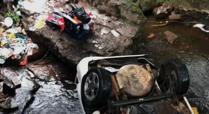 Bombeiro perde controle de carro e cai em riacho, em Londrina