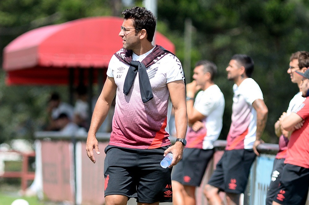 Alberto Valentim avalia pré-temporada do Athletico: “Muito satisfeito”