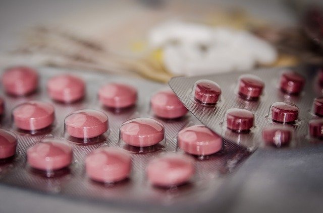 Droga contra câncer consegue expulsar HIV dormente de células, diz estudo