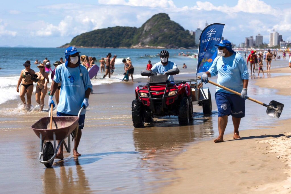 Equipes de limpeza retiram 500 toneladas de lixo das praias do Paraná