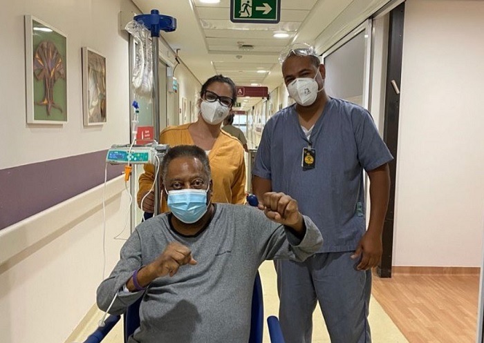Pelé volta a se internar no hospital para tratamento contra o câncer