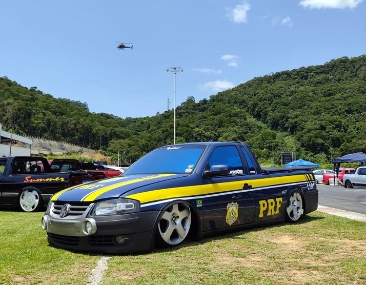 Picape caracterizada como viatura da PRF é apreendida em Balneário Camboriú