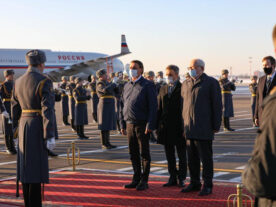 Bolsonaro chega a Moscou de máscara e encara ‘bolha da Covid’ de Putin
