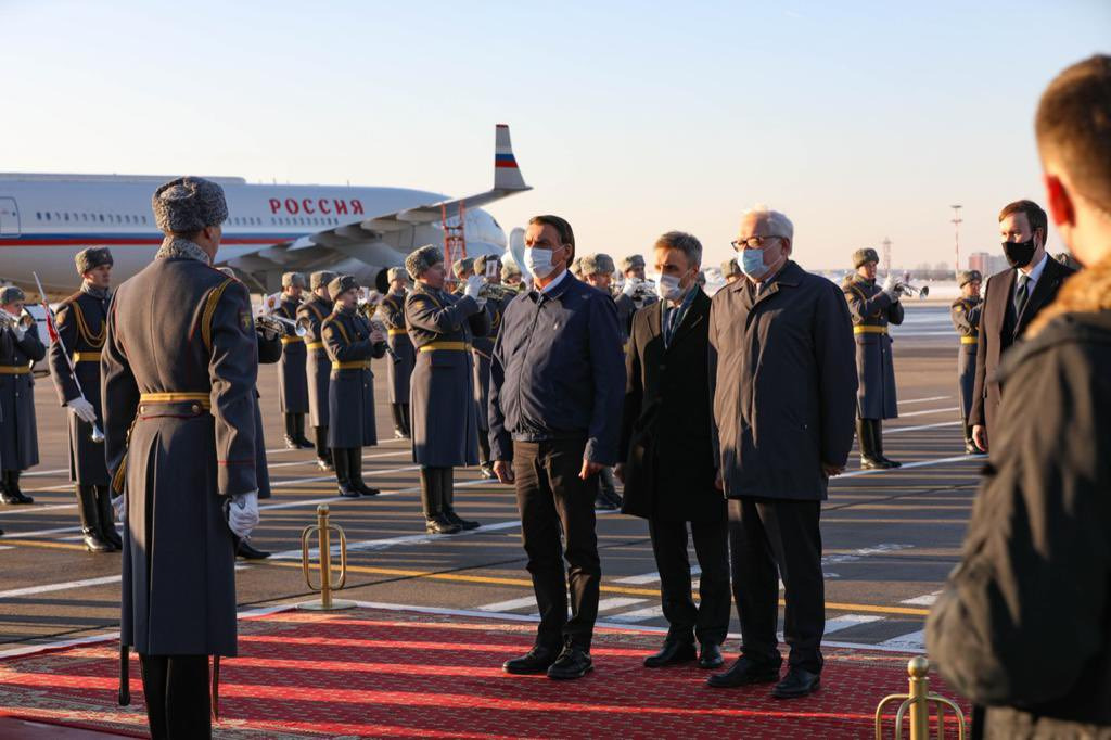 Bolsonaro chega a Moscou de máscara e encara ‘bolha da Covid’ de Putin