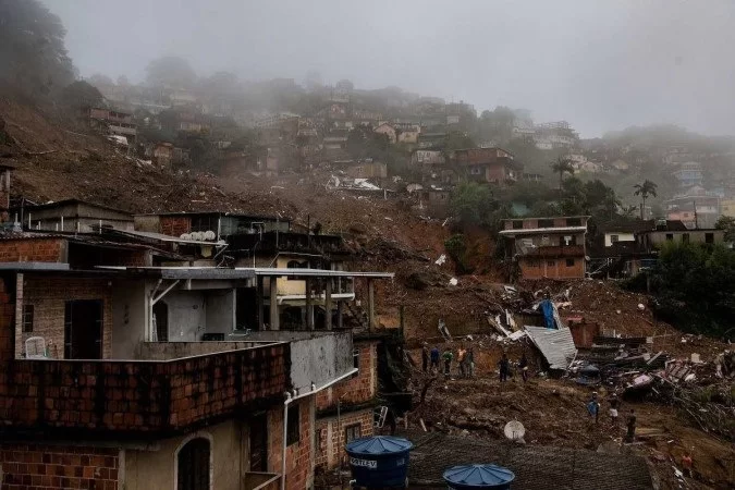 Número de mortos após fortes chuvas em Petrópolis (RJ) sobe para 104