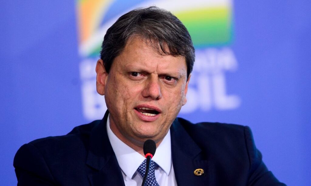 Proximidade de Tarcísio de Freitas com ‘mini-Doria’ gera críticas de bolsonaristas