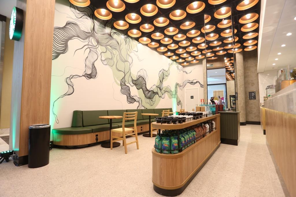 Pátio Batel inaugura loja da Starbucks com design inspirado em Curitiba