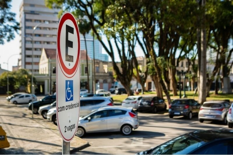 Curitiba tem novas regras para emissão de Credencial de Estacionamento Especial