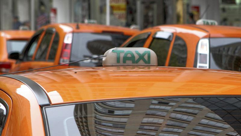 Táxis podem utilizar faixas exclusivas de ônibus em Curitiba