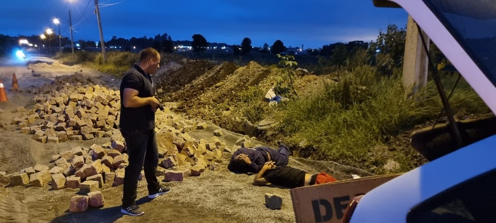Duas pessoas são presas furtando pedras de paralelepípedos de obra em SJP