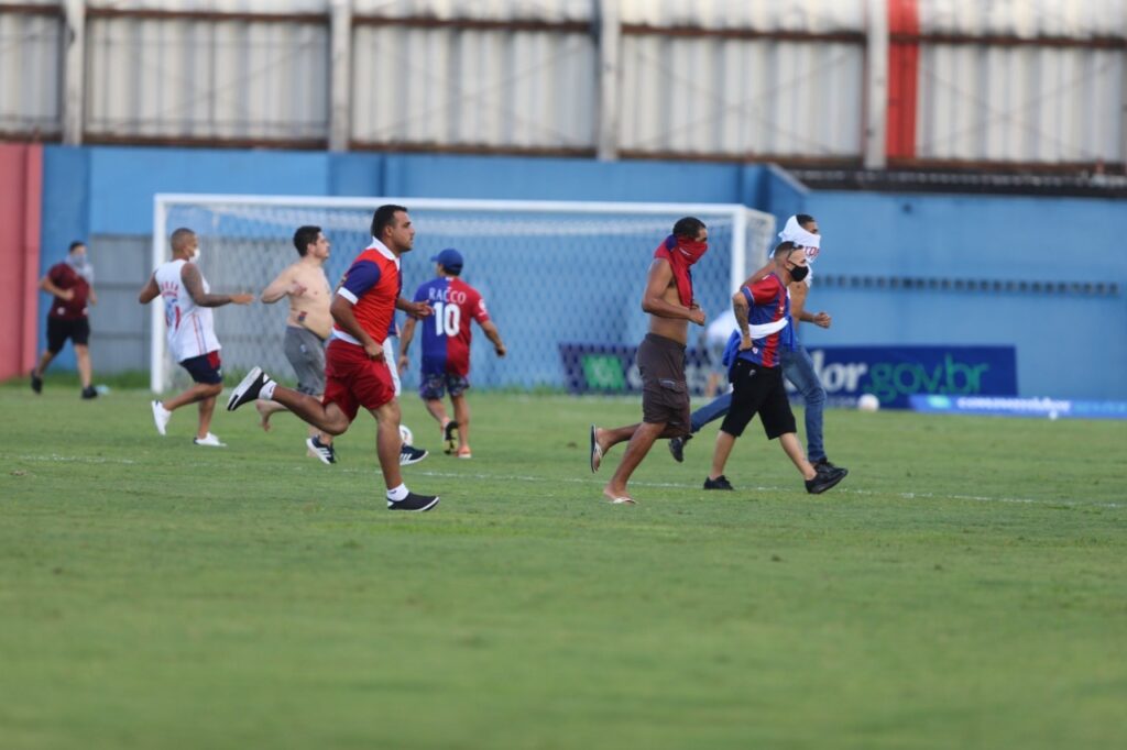 Torcedores do Paraná Clube invadem gramado e trocam socos com jogadores; vídeo
