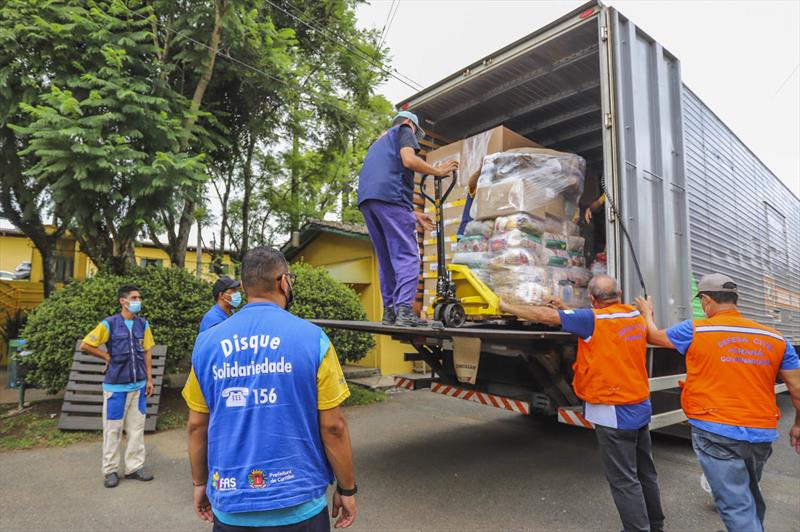 Curitiba envia 17 toneladas de alimentos, roupas e EPIs à Petrópolis