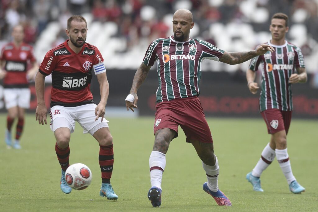 Fluminense vence Flamengo em clássico marcado pelo VAR
