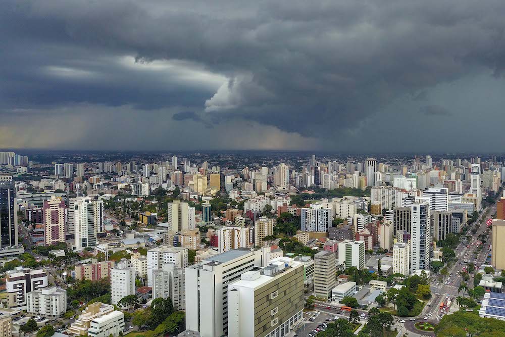 Tempo vira e final de semana deve ser de chuvoso no Paraná