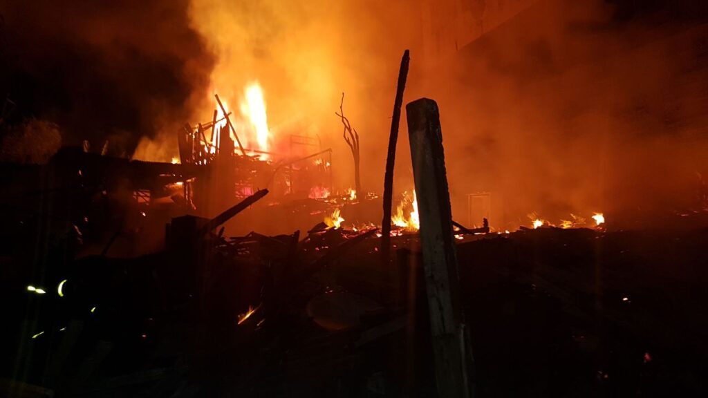 Incêndio destrói ao menos 20 casas no bairro Parolin, em Curitiba