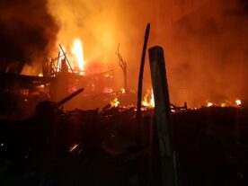 Incêndio destrói ao menos 20 casas no bairro Parolin, em Curitiba