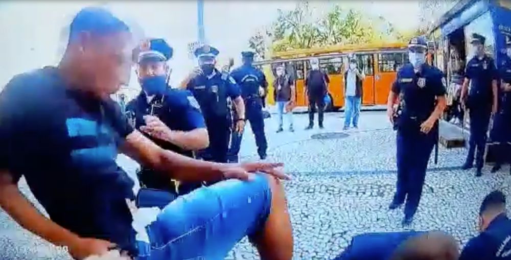 Guardas municipais são agredidos por vendedores de alfajor, em Curitiba; vídeo