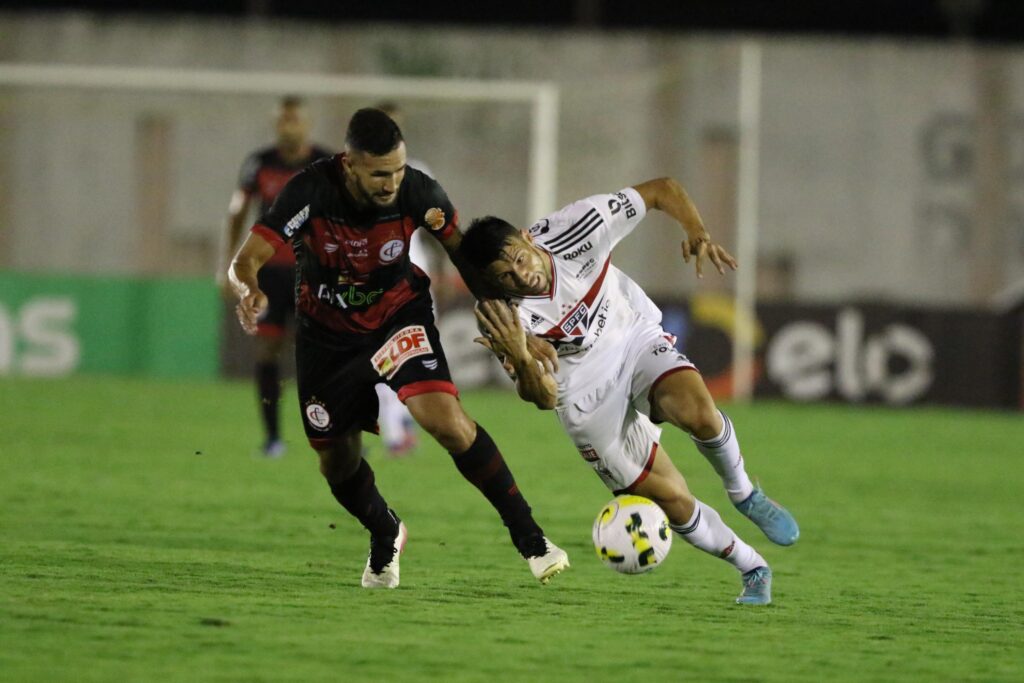 São Paulo para no goleiro do Campinense, mas avança na Copa do Brasil