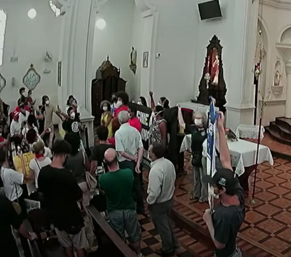 Protesto dentro de Igreja em Curitiba será investigado pela polícia, afirma governador