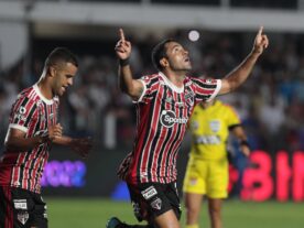 São Paulo sobra, vence o Santos por 3 a 0 na Vila e respira no Paulista