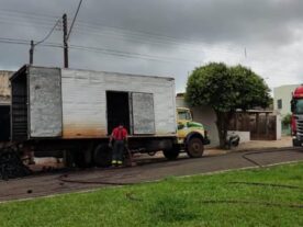 Caminhão carregado com carvão pega fogo em Londrina