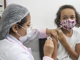 Em um mês, Paraná vacina 40% das crianças contra a Covid-19