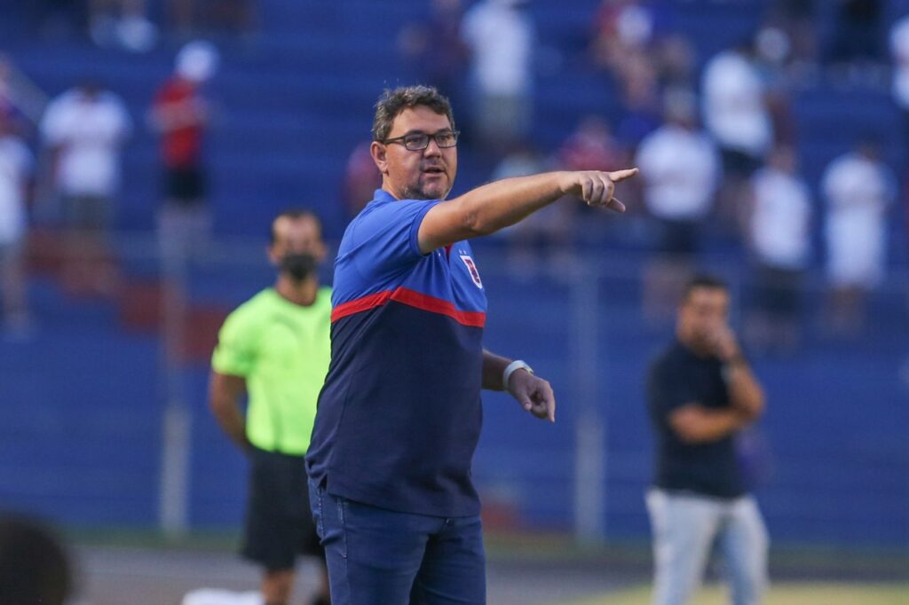 Jorge Ferreira pede demissão e deixa comando técnico do Paraná