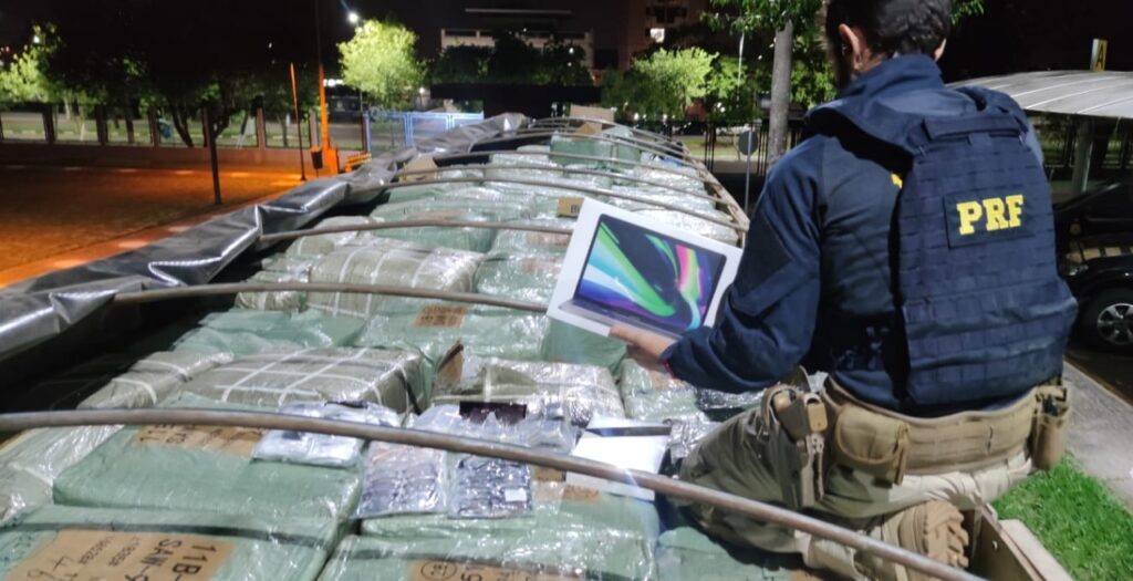 PRF apreende carga de eletrônicos em carreta com soja, no oeste do Paraná