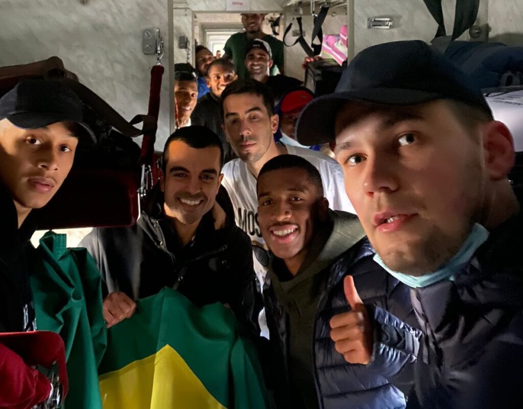 Ex-atacante do Athletico deixa Kiev em trem com outros brasileiros