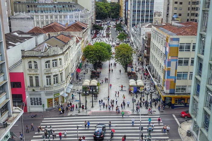Curitibanos estão divididos sobre não usar máscara ao ar livre
