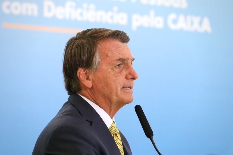 PF abre inquérito sobre falso elo feito por Bolsonaro entre Aids e vacina da Covid