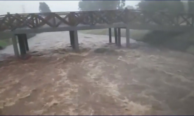 Rios transbordam após temporal e provocam alagamentos em Cascavel
