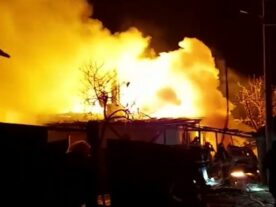 Mariupol, cidade-chave na guerra da Ucrânia, enterra vítimas de ataques em vala comum