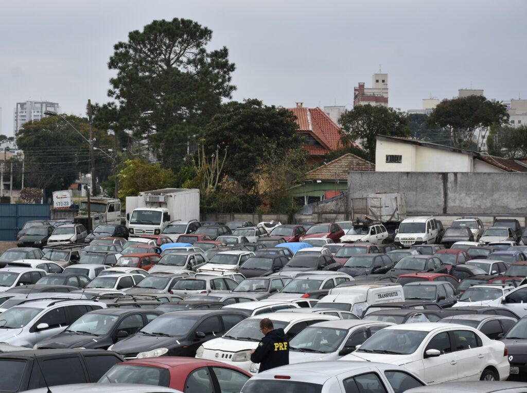 PRF faz leilão com mais de 100 veículos que poderão voltar a circular no Paraná