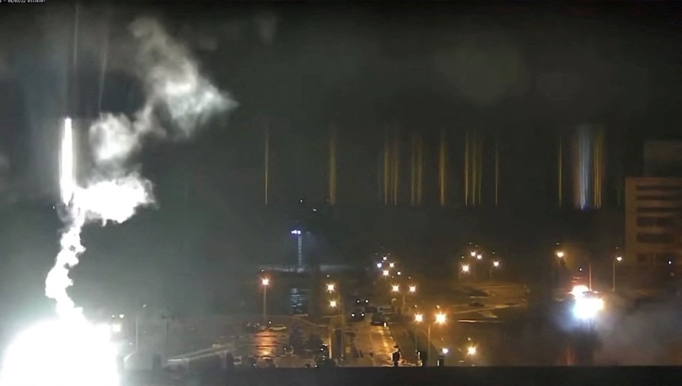 Usina nuclear de Zaporizhzhia pega fogo após ataque russo, diz prefeito