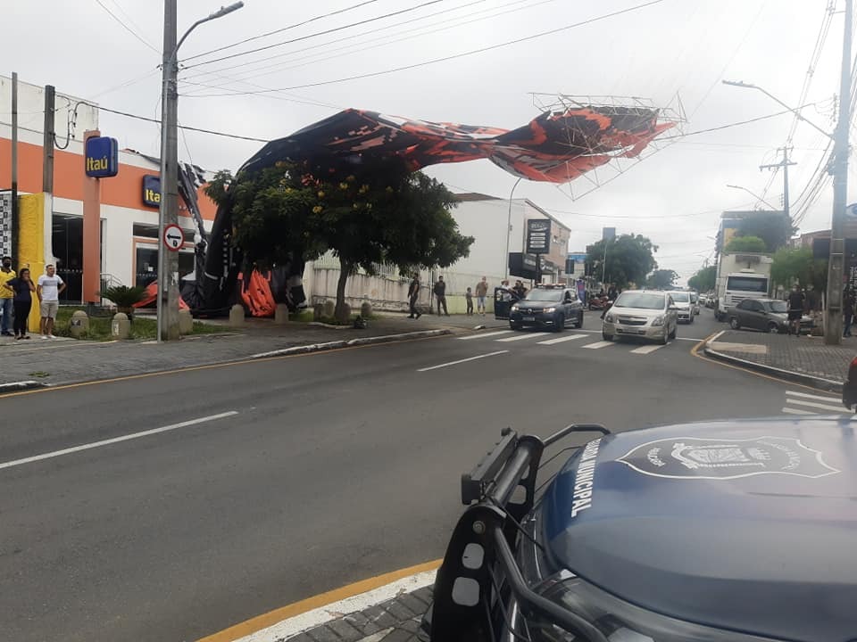 Balão cai sobre fiação elétrica e interdita avenida, em Araucária