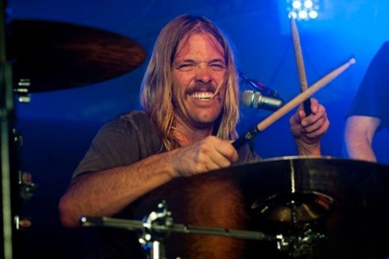 Morre baterista do Foo Fighters e Lollapalooza 2022 cancela show deste domingo