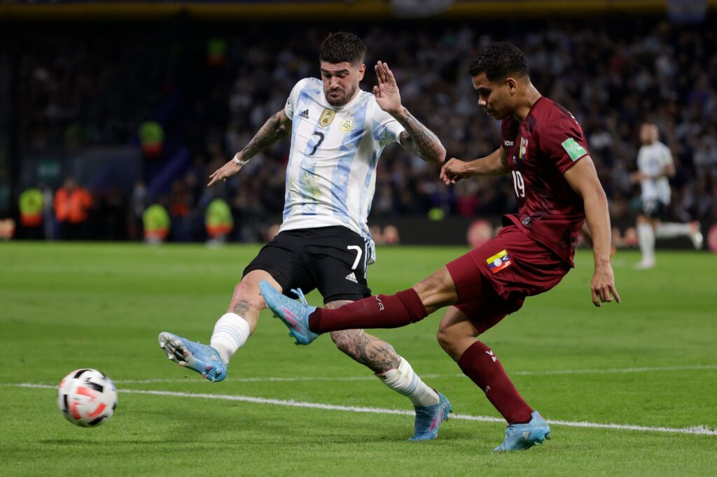 Di María faz golaço, Messi empolga e Argentina bate Venezuela em despedida