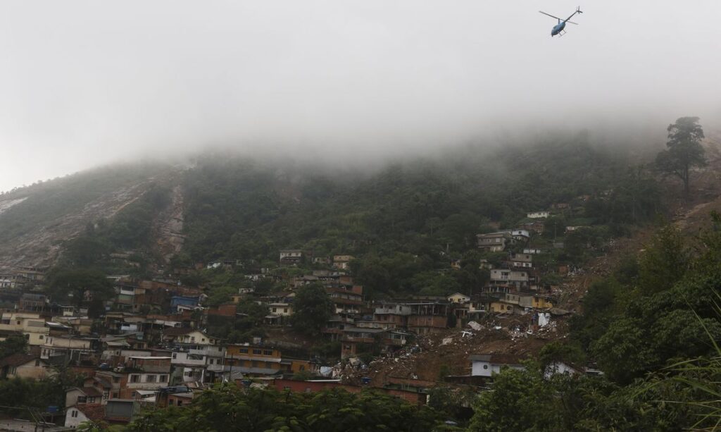 Petrópolis aciona sirenes e alerta população sobre efeitos da chuva