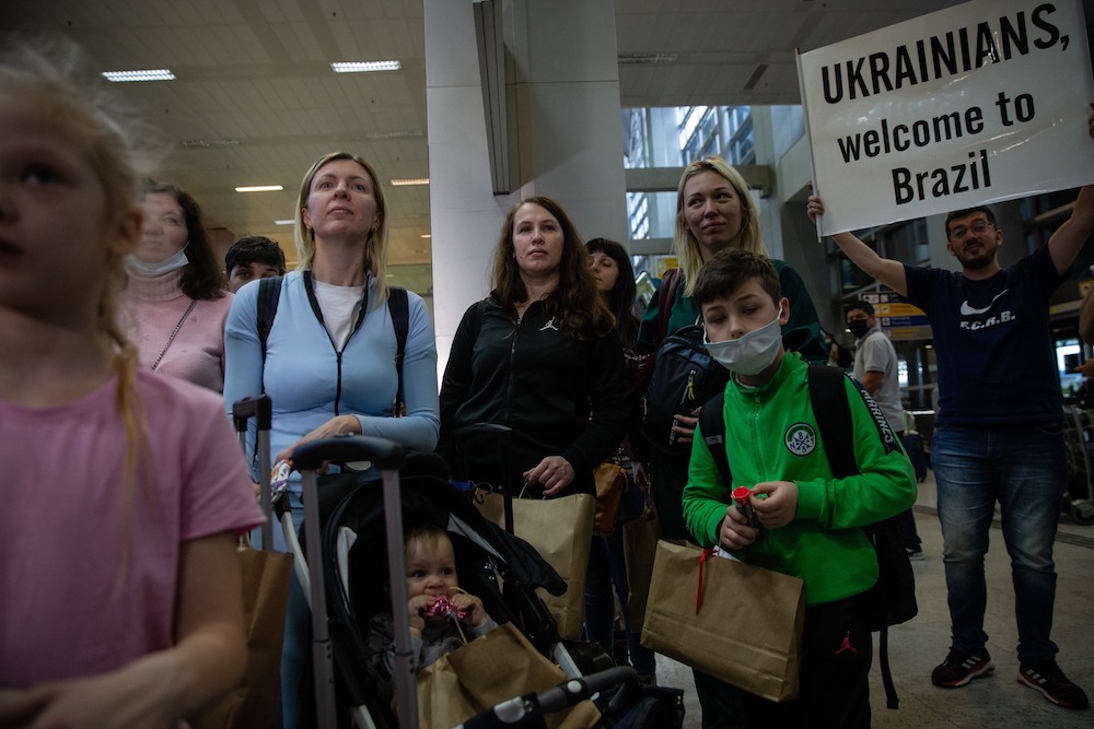 Grupo de refugiados da Ucrânia resgatados chega ao Brasil