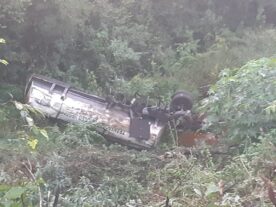 Caminhão com óleo vegetal cai de barranco na BR-376; motorista morreu