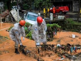 Bombeiros retomam buscas a desaparecidos em Petrópolis